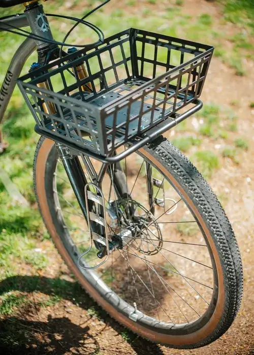Old Man Mountain Pizza Rack montado en una bici