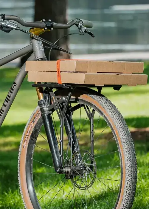 Old Man Mountain Pizza Rack montado en una bici